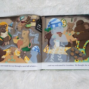Pu&ograve; includere: Una pagina di libro illustrata che mostra un gruppo di topi riuniti intorno a un tavolo. I topi indossano pigiami e stanno mangiando biscotti. Il testo sulla pagina dice "Yawn now made his way through a nest full of mice... ...and was welcomed by Grandma. He thought she was nice."