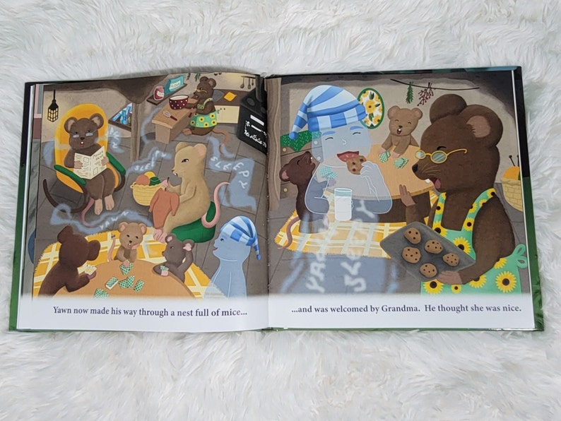 Pu&ograve; includere: Una pagina di libro illustrata che mostra un gruppo di topi riuniti intorno a un tavolo. I topi indossano pigiami e stanno mangiando biscotti. Il testo sulla pagina dice "Yawn now made his way through a nest full of mice... ...and was welcomed by Grandma. He thought she was nice."