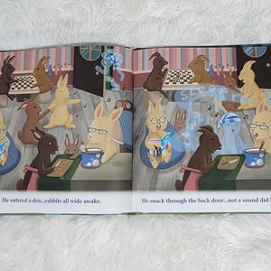 Pu&ograve; includere: Un libro aperto con illustrazioni di conigli in una tana. Il testo sulla pagina dice "Entr&ograve; in una tana...i conigli erano tutti svegli. Si intrufol&ograve; dalla porta sul retro...senza fare un rumore."