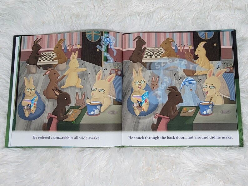 Pu&ograve; includere: Un libro aperto con illustrazioni di conigli in una tana. Il testo sulla pagina dice "Entr&ograve; in una tana...i conigli erano tutti svegli. Si intrufol&ograve; dalla porta sul retro...senza fare un rumore."