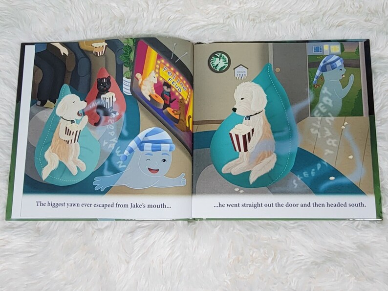 Pu&ograve; includere: Un libro aperto con due illustrazioni di cani in poltrone a sacco che guardano un film su uno schermo televisivo. Il testo sullo schermo recita "Feline Feud". Il testo sulla pagina recita "The biggest yawn ever escaped from Jake's mouth... ...he went straight out the door and then headed south."