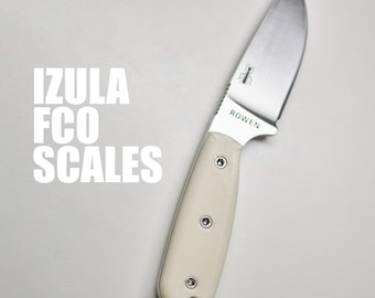 Può includere: Un coltello a lama fissa con manico color bianco sporco e lama in acciaio color argento. La lama presenta un logo a forma di formica e la scritta ROWEN. Il testo IZULA FCO SCALES è stampato in bianco a sinistra del coltello. Tre rivetti.