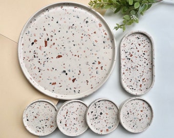 Collection de décoration intérieure Terrazzo Neutre - 1 grand plateau en terrazzo, 4 sous-verres en terrazzo et 1 porte-objets ovale