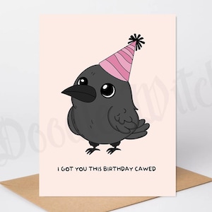 Carte d'anniversaire corbeau, carte oiseau gothique drôle, carte d'anniversaire alternative, carte corbeau avec chapeau de fête, illustration oiseau sorcière, cadeau ami gothique