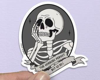 The Horrors Persist But So Do I Aufkleber, Skelett Aufkleber, Aufkleber für psychische Gesundheit, gruseliger Aufkleber, weitermachen Skelett Aufkleber, Alt Aufkleber