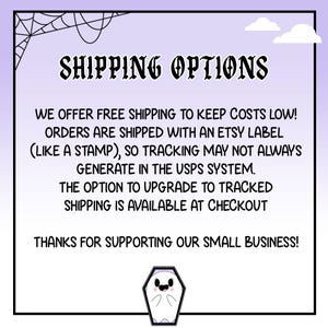 K&ouml;nnte beinhalten: Rechteckiges Schild mit lila Farbverlauf und schwarzem Rand. Der Text "SHIPPING OPTIONS" steht oben. Darunter erkl&auml;rt der Text die Versanddetails, einschlie&szlig;lich kostenlosem Versand und Tracking-Informationen. Eine niedliche Sargillustration befindet sich unten.