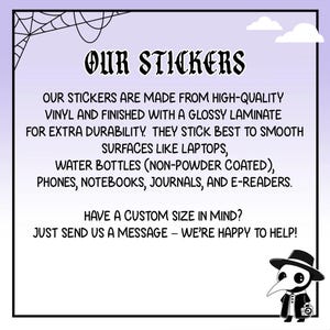 Puede incluir: Imagen promocional de pegatinas, con el texto "Nuestras pegatinas" y detalles sobre su construcci&oacute;n en vinilo de alta calidad y acabado laminado brillante. La imagen tambi&eacute;n enumera superficies adecuadas para las pegatinas, como ordenadores port&aacute;tiles y botellas de agua. Un m&eacute;dico de la peste de dibujos animados est&aacute; en la esquina inferior derecha.