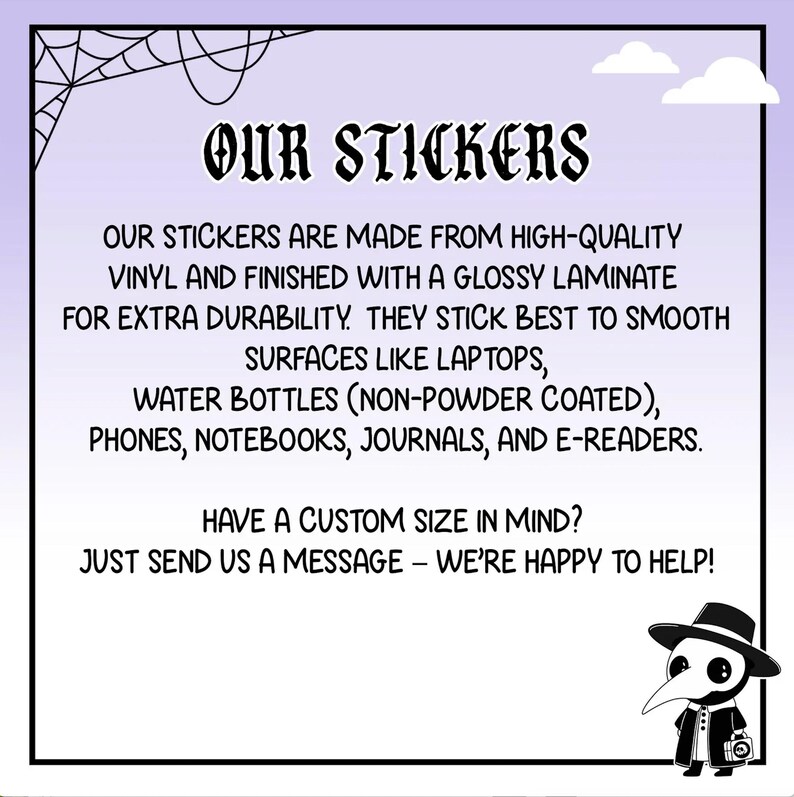 Puede incluir: Imagen promocional de pegatinas, con el texto "Nuestras pegatinas" y detalles sobre su construcci&oacute;n en vinilo de alta calidad y acabado laminado brillante. La imagen tambi&eacute;n enumera superficies adecuadas para las pegatinas, como ordenadores port&aacute;tiles y botellas de agua. Un m&eacute;dico de la peste de dibujos animados est&aacute; en la esquina inferior derecha.