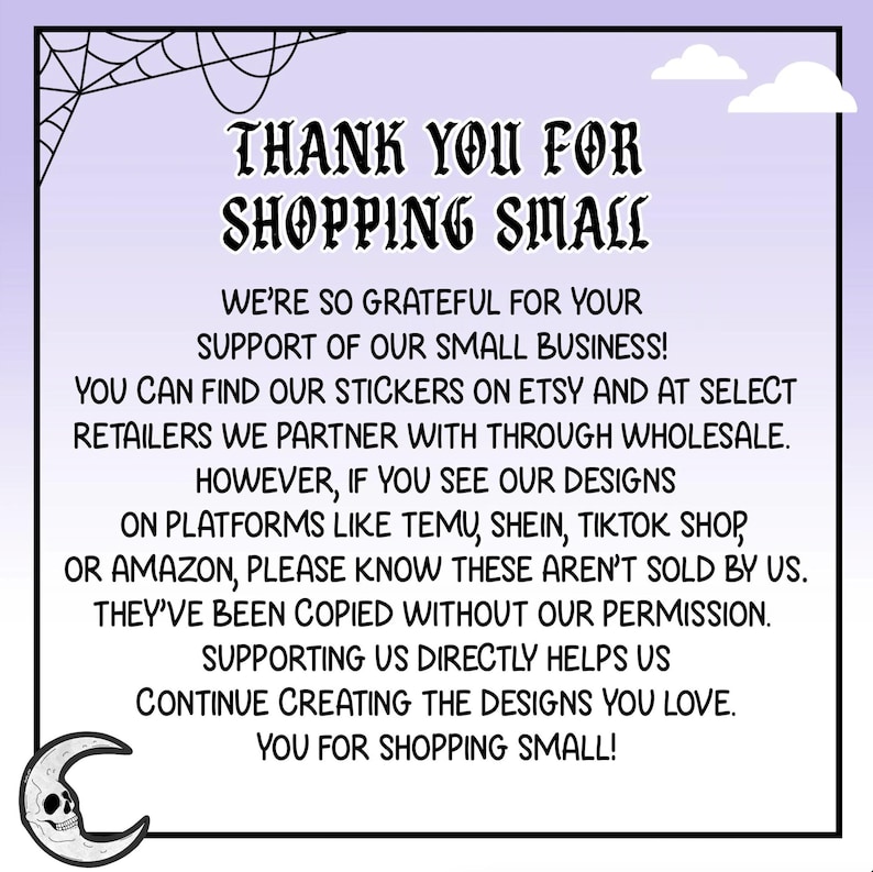 Puede incluir: Un dise&ntilde;o gr&aacute;fico cuadrado de color p&uacute;rpura claro con texto negro: "GRACIAS POR COMPRAR PEQUE&Ntilde;O". La imagen incluye una telara&ntilde;a, dos nubes y una luna creciente con una calavera. El texto agradece a los clientes su apoyo.