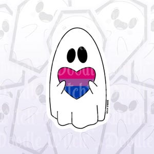 K&ouml;nnte beinhalten: Ein wei&szlig;er Geisteraufkleber mit schwarzen Augen und einem herzf&ouml;rmigen Design in den Farben der bisexuellen Pride-Flagge: Pink, Lila und Blau. Der Aufkleber hat den Text "DOODLE WITCH" in Pink.