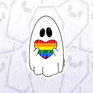 K&ouml;nnte beinhalten: Ein wei&szlig;er Geisteraufkleber mit schwarzen Augen und einem Regenbogenherz. Der Geist h&auml;lt das Herz in den Farben der LGBTQ+-Pride-Flagge. Der Aufkleber hat den Text "Doodle Witch" an der Seite.