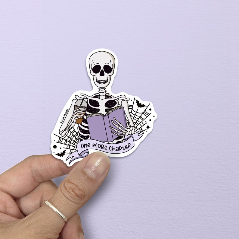Puede incluir: Una pegatina con un esqueleto de dibujos animados leyendo un libro morado y sosteniendo una taza de caf&eacute;. El esqueleto est&aacute; rodeado de telara&ntilde;as y murci&eacute;lagos. El texto "one more chapter" est&aacute; en una pancarta.