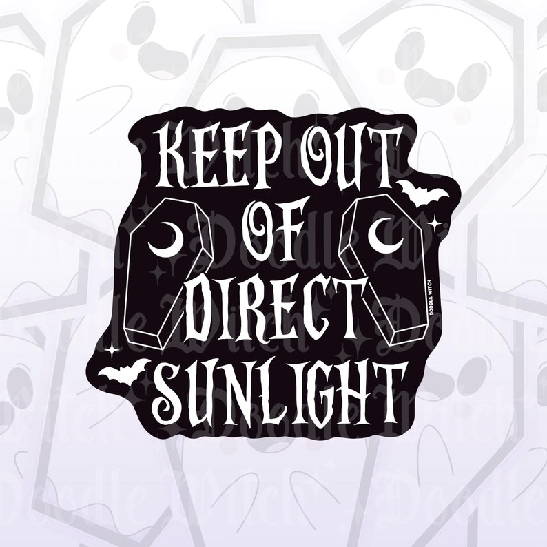 以下が含まれることがあります： 「KEEP OUT OF DIRECT SUNLIGHT」のテキストが入った白黒ステッカー。三日月と星が付いた棺のイラストが2つと、コウモリのシルエットがデザインされています。ゴシック調のテーマです。