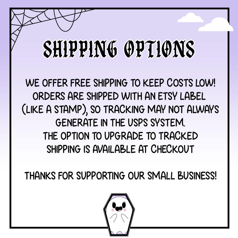 Puede incluir: Un letrero rectangular con un fondo degradado p&uacute;rpura y un borde negro. El texto "SHIPPING OPTIONS" est&aacute; en la parte superior. Debajo, el texto explica los detalles de env&iacute;o, y una linda ilustraci&oacute;n de ata&uacute;d est&aacute; en la parte inferior.
