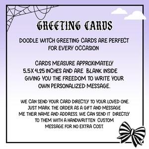 以下が含まれることがあります： ゴシック体の「GREETING CARDS」の文字が入ったラベンダー色のグリーティングカード。カードのサイズは約14 x 10.8 cmで、内側は空白です。白と黒のリボンが右下にあります。