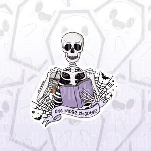 Puede incluir: Una pegatina con un esqueleto leyendo un libro morado y sosteniendo una taza de caf&eacute;. El esqueleto est&aacute; rodeado de telara&ntilde;as y murci&eacute;lagos. El texto "one more chapter" est&aacute; en una pancarta debajo del libro. Fondo blanco.