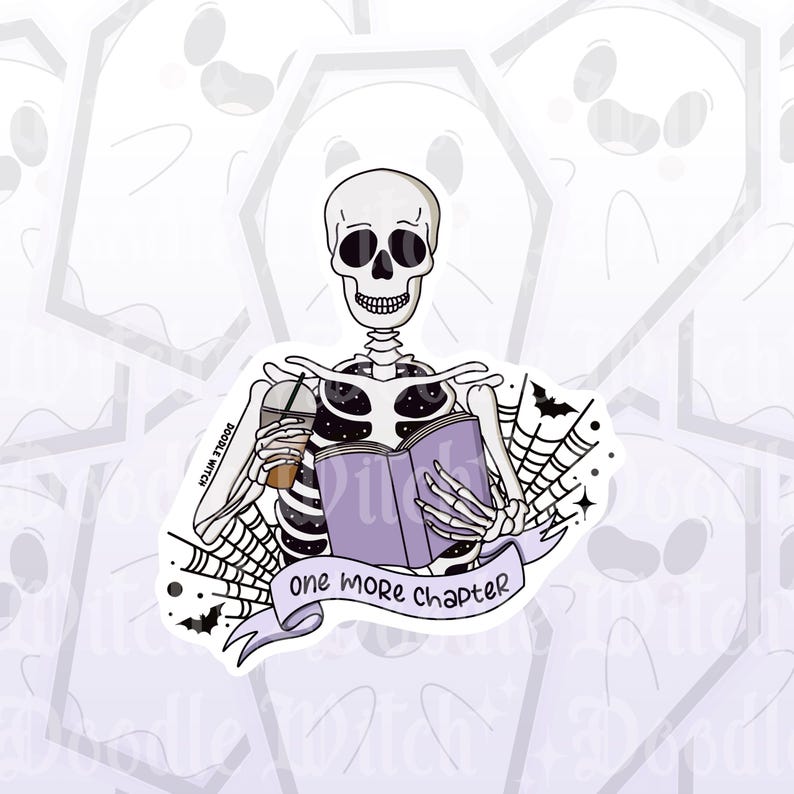 Puede incluir: Una pegatina con un esqueleto leyendo un libro morado y sosteniendo una taza de caf&eacute;. El esqueleto est&aacute; rodeado de telara&ntilde;as y murci&eacute;lagos. El texto "one more chapter" est&aacute; en una pancarta debajo del libro. Fondo blanco.