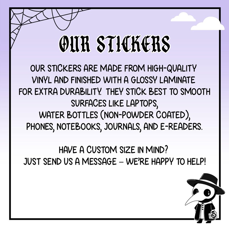 Op de afbeelding: Een promotieafbeelding voor stickers. De tekst luidt "ONZE STICKERS" en beschrijft de stickers als gemaakt van hoogwaardig vinyl met een glanzende laminaat. Ze plakken op laptops, waterflessen, telefoons, notitieboekjes, tijdschriften en e-readers. Een cartoon pestdokter is afgebeeld.