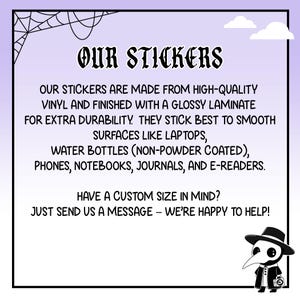 Puede incluir: Imagen promocional de pegatinas, con el texto "OUR STICKERS" en fuente g&oacute;tica. El texto describe las pegatinas como vinilo de alta calidad con laminado brillante, aptas para port&aacute;tiles, botellas de agua, tel&eacute;fonos, cuadernos, etc. Un doctor de la peste de dibujos animados est&aacute; en la esquina.