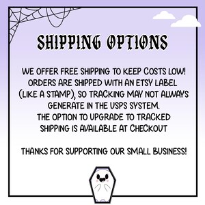 Puede incluir: Un gr&aacute;fico informativo cuadrado con fondo degradado violeta claro, borde negro y una telara&ntilde;a en la esquina. Contiene el texto SHIPPING OPTIONS, seguido de detalles sobre m&eacute;todos de env&iacute;o, seguimiento y una nota de agradecimiento, con un peque&ntilde;o icono de un fantasma en un ata&uacute;d en la parte inferior.