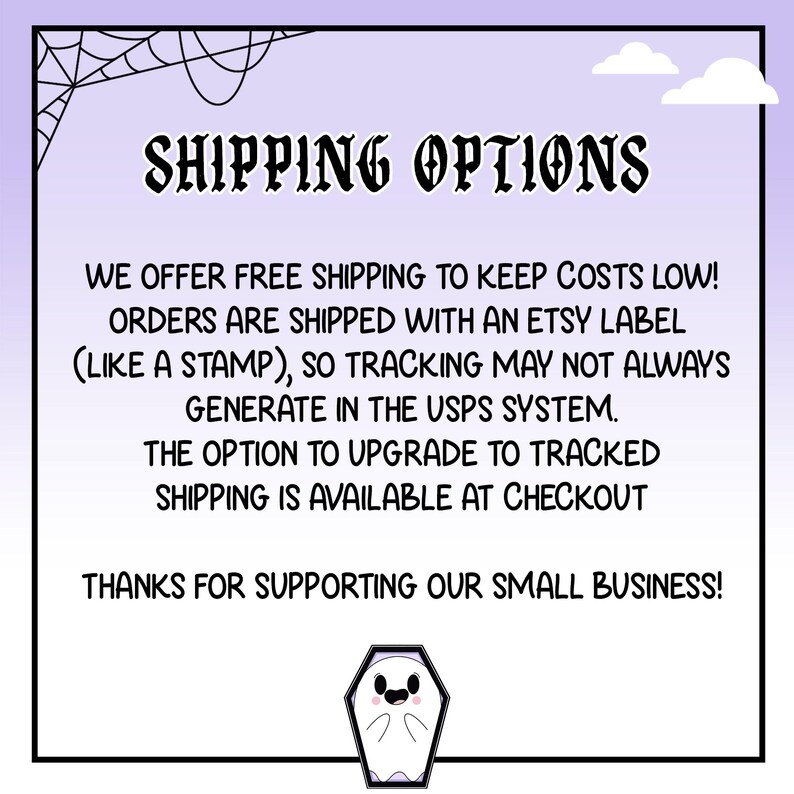 Puede incluir: Un gr&aacute;fico informativo cuadrado con fondo degradado violeta claro, borde negro y una telara&ntilde;a en la esquina. Contiene el texto SHIPPING OPTIONS, seguido de detalles sobre m&eacute;todos de env&iacute;o, seguimiento y una nota de agradecimiento, con un peque&ntilde;o icono de un fantasma en un ata&uacute;d en la parte inferior.