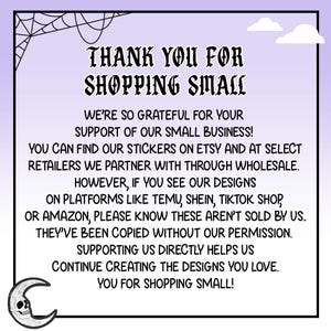 Puede incluir: Un fondo morado con el texto "THANK YOU FOR SHOPPING SMALL" en una fuente g&oacute;tica. El texto tambi&eacute;n incluye un mensaje sobre el apoyo a las peque&ntilde;as empresas y d&oacute;nde encontrar sus productos. Una luna creciente con una calavera est&aacute; en la esquina inferior izquierda.