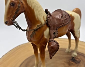 Caballo Breyer antiguo n.° 57, marrón, beige, blanco, silla de montar y cadena de estilo western. JUGUETE.