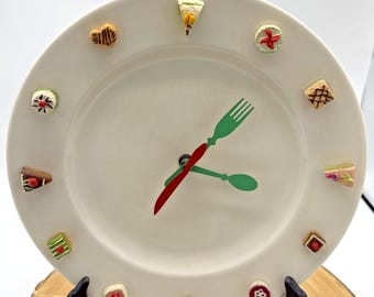 Plato de cerámica para pasteles Justa Co. Homer Laughlin 10, modelo antiguo, con reloj. No funciona.