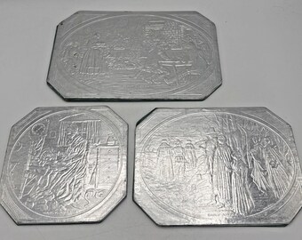 Juego de 3 salvamanteles antiguos con relieve de lámina de plata, de la época de la América temprana, de Sayford Co., EE. UU., años 50.