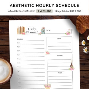 Puede incluir: Un planificador diario imprimible con fondo blanco y texto negro. El planificador tiene secciones para el horario, las metas, las prioridades y las tareas pendientes. El planificador está decorado con ilustraciones de acuarela de libros, flores y una taza de café.