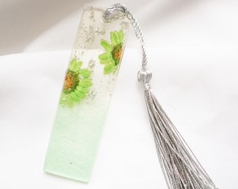 Bookmark with resin daisy