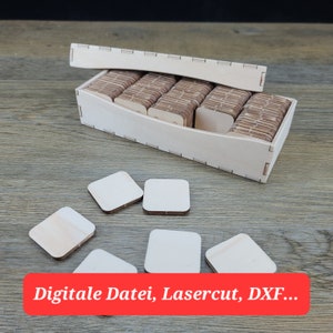 Puede incluir: Una caja de madera clara con tapa corredera, llena de pequeñas piezas de madera rectangulares. Varias baldosas cuadradas de madera están esparcidas alrededor de la caja. El texto "Digitale Datei, Lasercut, DXF..." se muestra en una pancarta roja.