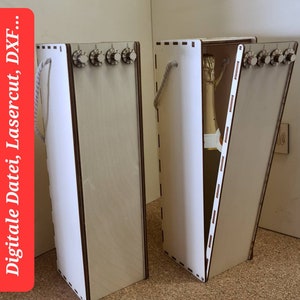 Op de afbeelding: Twee houten dozen met een scharnierend deksel en een handvat. De dozen zijn ontworpen om een fles wijn of champagne te bevatten. De dozen zijn gemaakt van licht hout met een bruine vlek. De dozen zijn gesloten en de deksels zijn gericht op de camera.