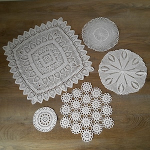 Collectie vintage kanten kleedje, witte gehaakte kleedjes, vintage gehaakte veters, handgemaakte tafeldecoratie, middelpunt, woondecoratie,