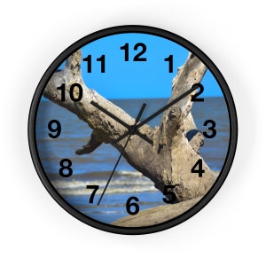 Reloj de pared redondo con árbol de madera a la deriva: decoración de casa de playa costera