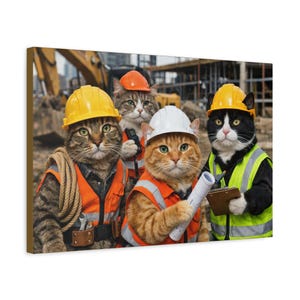 以下が含まれることがあります： 建設作業員に扮した4匹の猫が描かれたキャンバスプリント。ヘルメット、安全ベストを着用し、工具や図面を持っています。背景には重機のある建設現場が描かれています。