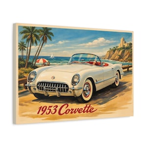 Könnte beinhalten: Vintage-Leinwanddruck mit einem weißen 1953 Corvette Cabrio am Strand. Das Auto hat eine rote Innenausstattung und Weißwandreifen. Palmen, Meer und der Text "1953 Corvette" in Rot vervollständigen die Szene.
