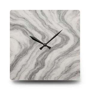 Könnte beinhalten: Quadratische Wanduhr mit Marmormuster in Grau- und Weißtönen. Die Uhr hat schwarze Zeiger und ein minimalistisches Design, passend für die Inneneinrichtung. Das Zifferblatt hat ein Natursteinmuster.