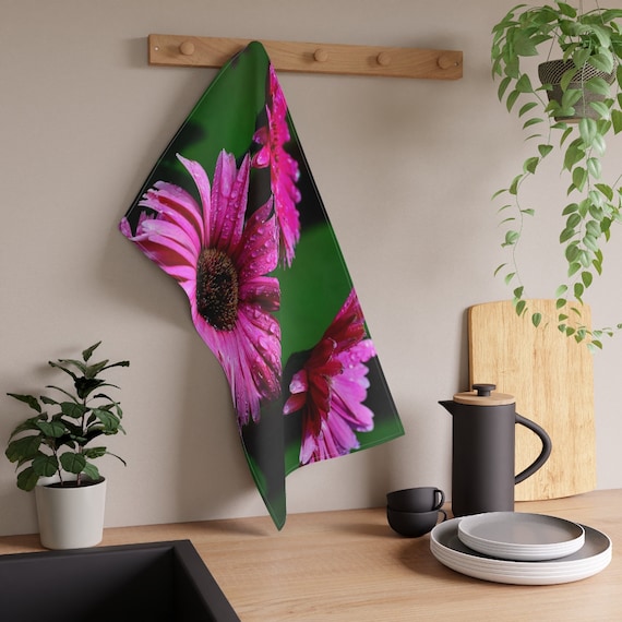 Charming Pink Daisy Print Kitchen Towel - Perfect Gift for a Home Chef
