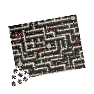 Può includere: Una tazza di ceramica bianca con manico nero e la scritta "But First, Coffee" in grassetto nero. La tazza è posta su uno sfondo sfocato, evidenziando il suo design pulito.