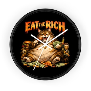Op de afbeelding: Zwarte ronde wandklok met een cartoonillustratie van een dikke kat omringd door geld, eten en champagne. De klok heeft de tekst "EAT THE RICH" in oranje.