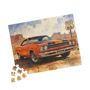 Peut inclure: Un puzzle représentant une illustration à l'aquarelle d'une voiture de sport orange de 1968 garée sur une route désertique. Un panneau Route 66 se dresse en arrière-plan sous un ciel bleu nuageux. Quelques pièces sont éparpillées en bas.