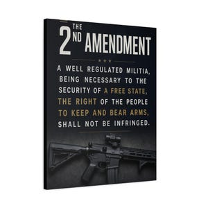 Könnte beinhalten: Ein rechteckiges Wandbild mit schwarzem Hintergrund und weißem sowie goldenem Text, der lautet THE 2ND AMENDMENT A WELL REGULATED MILITIA, BEING NECESSARY TO THE SECURITY OF A FREE STATE, THE RIGHT OF THE PEOPLE TO KEEP AND BEAR ARMS, SHALL NOT BE INFRINGED. Ein schwarzes Gewehr ist unten abgebildet.