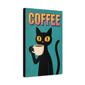 Op de afbeelding: Een canvas print met een zwarte kat die een koffiekopje vasthoudt. Het woord "COFFEE" staat in grote, oranje en roze letters boven de kat. De achtergrond is turquoise.