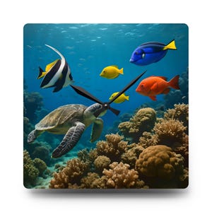 Puede incluir: Un reloj de pared cuadrado con una escena submarina con una tortuga marina, peces de colores y coral. Las manecillas del reloj son negras. El fondo es un océano azul vibrante.