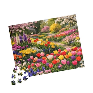 Może przedstawiać: Kolorowa układanka przedstawiająca tętniącą życiem scenę ogrodową z tulipanami, łubinami i innymi kwiatami. Kilka elementów układanki jest rozrzuconych na krawędzi. Ogród ma ścieżkę.