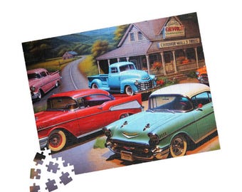 Op de afbeelding: Een legpuzzel met een vintage scène met klassieke auto's geparkeerd voor een Chevrolet-dealer. De puzzel bevat een rode auto, een blauwe pick-up truck en een groene auto. Het dealerbord luidt "Chevrolet".