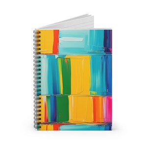 Könnte beinhalten: Ein spiralgebundenes Notizbuch mit einem farbenfrohen abstrakten Design. Das Cover zeigt vertikale Pinselstriche in Gelb, Blau, Grün, Orange und Pink. Das Notizbuch hat eine schwarze Spiralbindung und weiße Seiten.