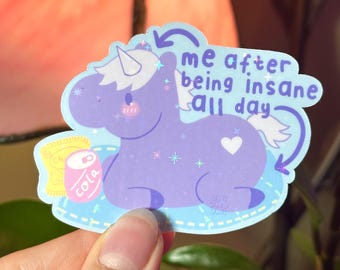 Puede incluir: Una pegatina de unicornio morado con un corazón rosa en un lado, sosteniendo una lata rosa de cola. La pegatina tiene brillo y el texto "me after being insane all day" en ella.