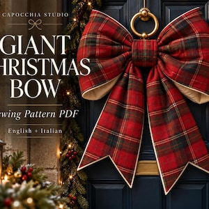 Può includere: Un grande fiocco in tessuto a quadri rossi e verdi con fodera color crema, appeso a una porta blu scuro. Il testo recita: CAPOCCHIA STUDIO, GIANT CHRISTMAS BOW, Sewing Pattern PDF, English + Italian. Il fiocco presenta due lunghe code a punta.